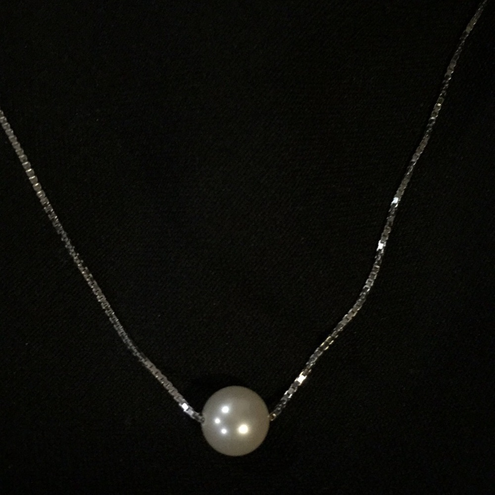 Authentic  Simple Pearl Classic  Necklace 🕊